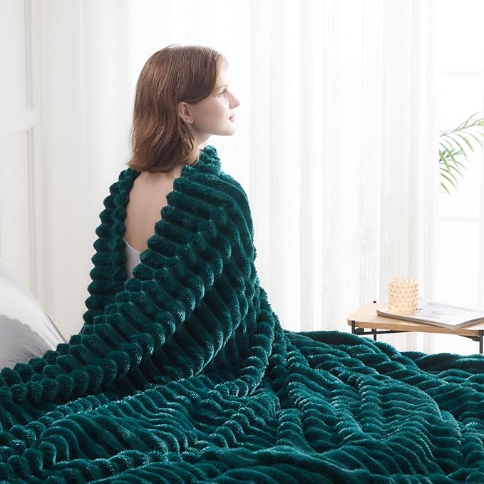 NEWCOSPLAY Fleece Ribbed Cozy Queen Blanket - Image 3
