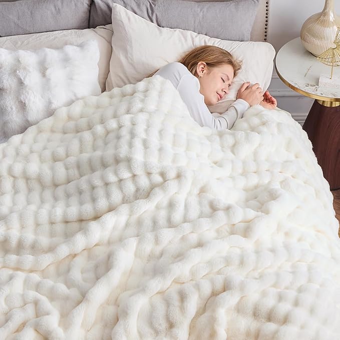 NEWCOSPLAY Faux Fur Queen Blanket Ivory Bubble Blanket Thick Warm Soft for Couch Sofa Bed 550GSM (Ivory, Queen(90"x90"))