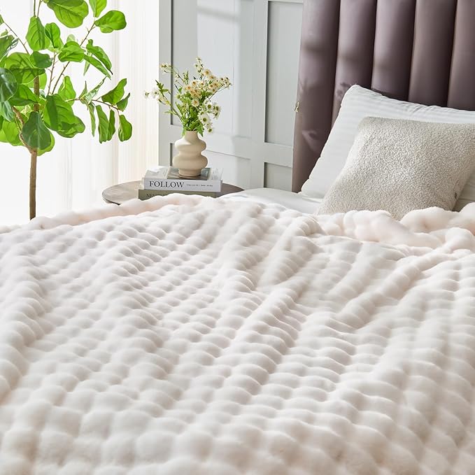 NEWCOSPLAY Faux Fur Queen Blanket Ivory Bubble Blanket Thick Warm Soft for Couch Sofa Bed 550GSM (Ivory, Queen(90"x90"))