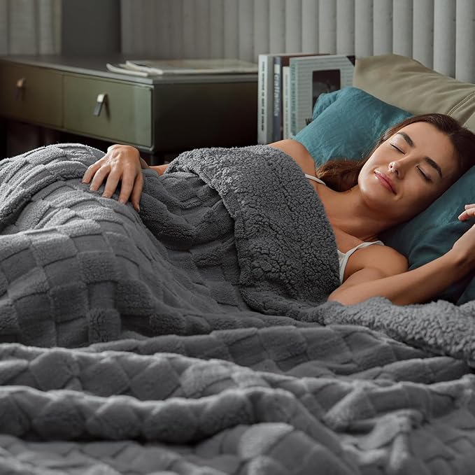 Pawque Super Soft Cozy Throw Blanket King Size for Couch Bed, Fluffy Sherpa Fleece Reversible Thick Warm Fuzzy Blanket for All-Season, 3D Checkered Jacquard Decorative Blankets, Grey, 108"x90"