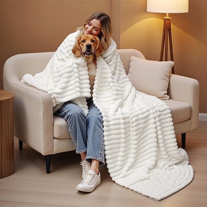 Bedsure Soft Cozy Full Size Fleece Blankets - Image 7