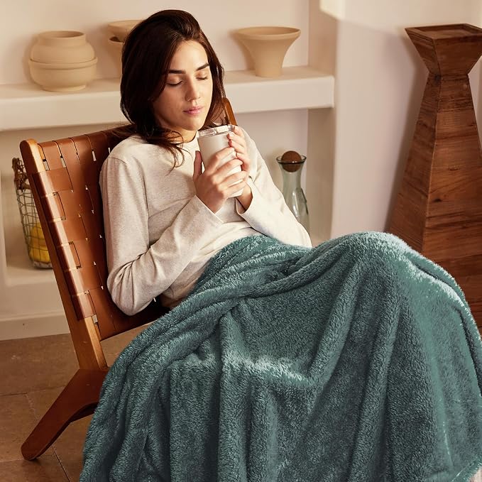 Exclusivo Mezcla Plush Fuzzy Fleece Throw Blanket Extra Large, Super Soft - Image 2