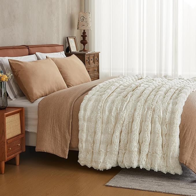 JELLYMONI Faux Fur Throw Blanket, White Fuzzy Cozy Plush Bubble Bed Blanket, Thick and Warm (50" X 60")