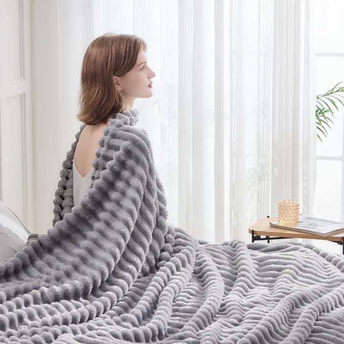 NEWCOSPLAY Fleece Ribbed Cozy Queen Blanket - Image 3