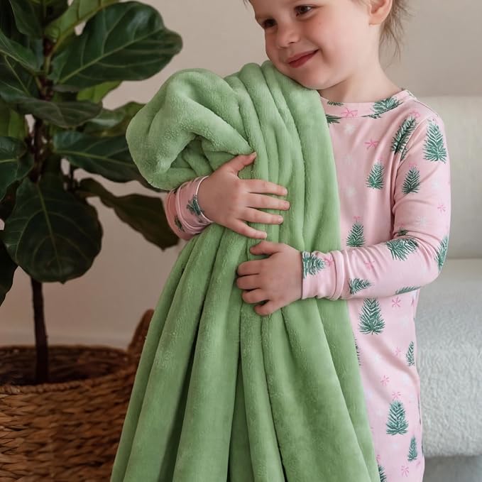 Bedsure GentleSoft Green Fleece Blankets Queen Size - Image 6