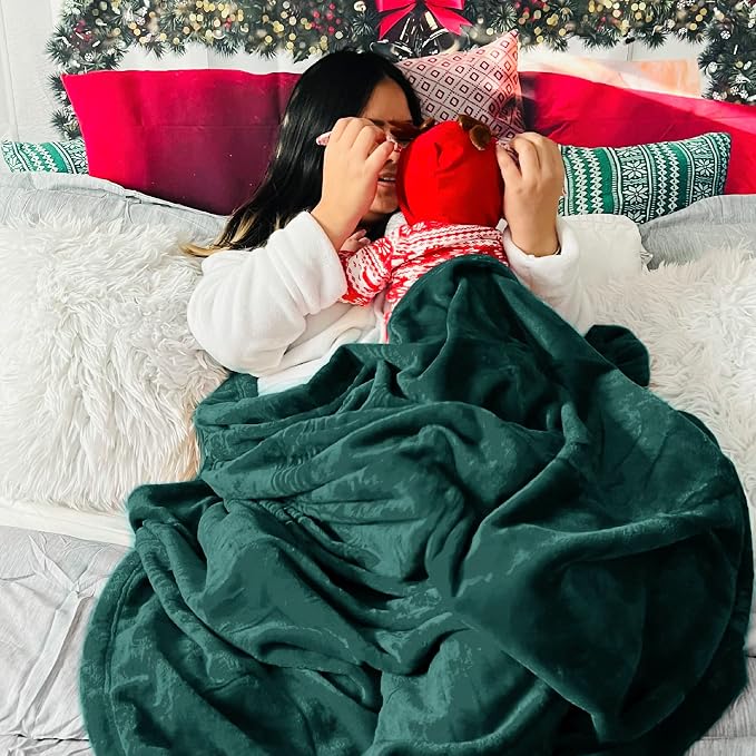 Bedsure GentleSoft Fleece Blanket Twin Size Emerald Green - Image 5